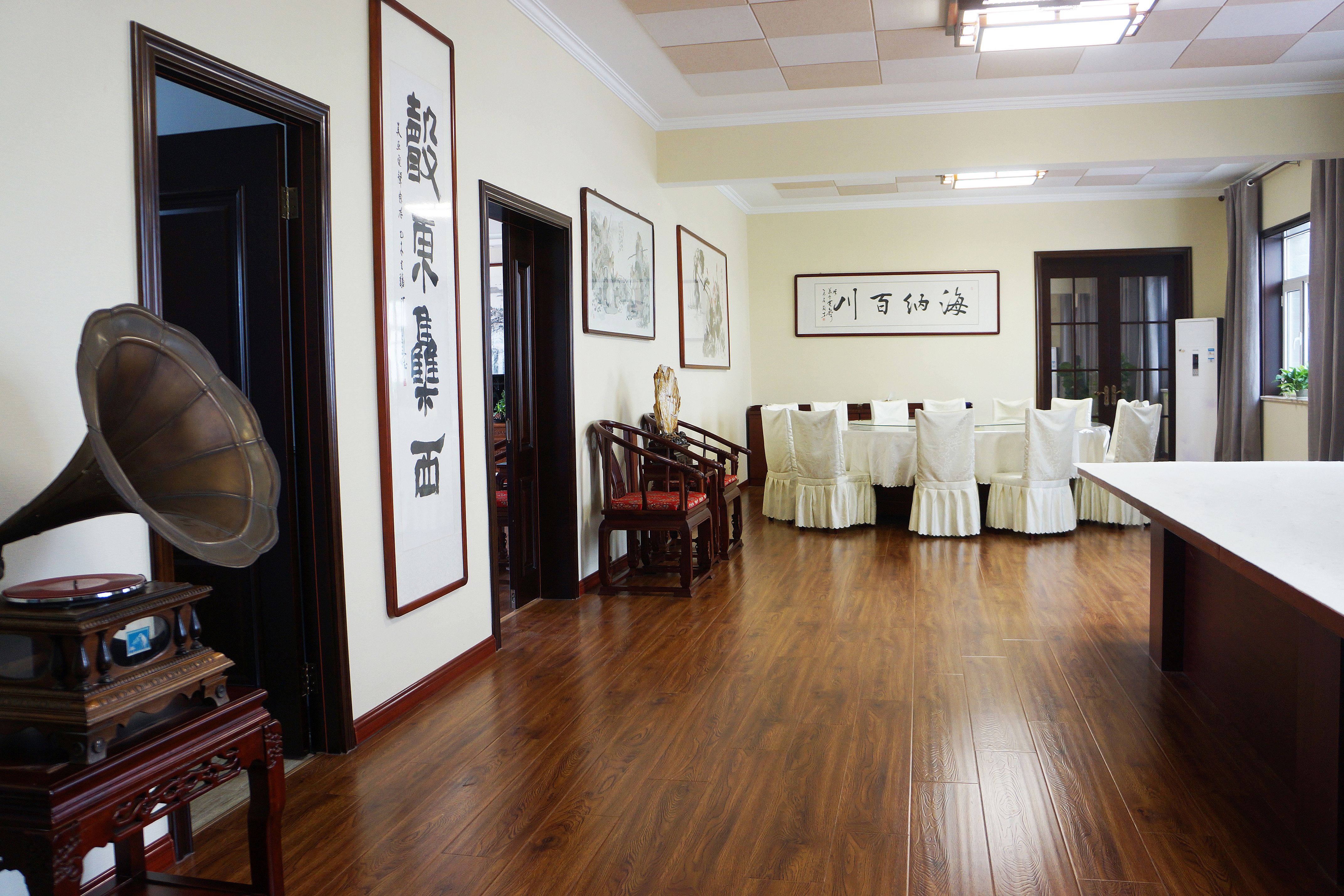 公共品茶區(qū)、餐廳及大小兩個(gè)影廳